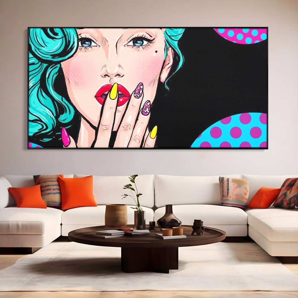 Tablou canvas cu tablou canvas cu femeie pop art, in rama de aluminiu negru, pe perete intr-un living